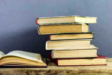 Eski bir ahşap masa kitap