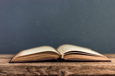 Eski bir ahşap masa kitap