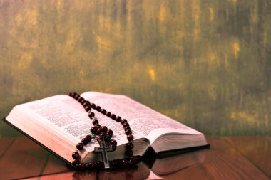 Tahta kırmızı masada İncil. Güzel altın arka plan. Din konsepti.