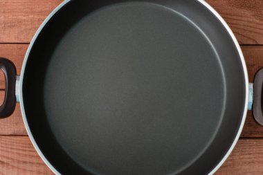 Tablo arka plan üzerinde büyük tava