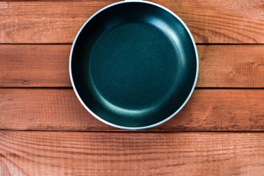 Tablo arka plan üzerinde büyük tava