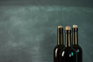 Güzel bir arka plan üzerinde kırmızı şarap şişesiyle