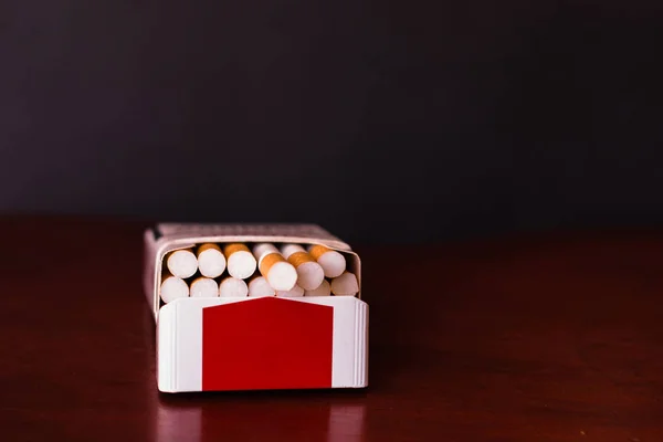 Zigarettenschachtel Auf Dem Tisch Mahagoni Dunkler Hintergrund — Stockfoto