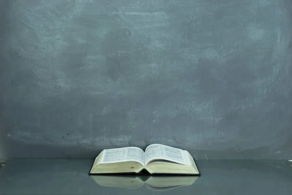 Bíblia Uma Mesa Velha Fundo Bonito Conceito Religião — Fotografia de Stock