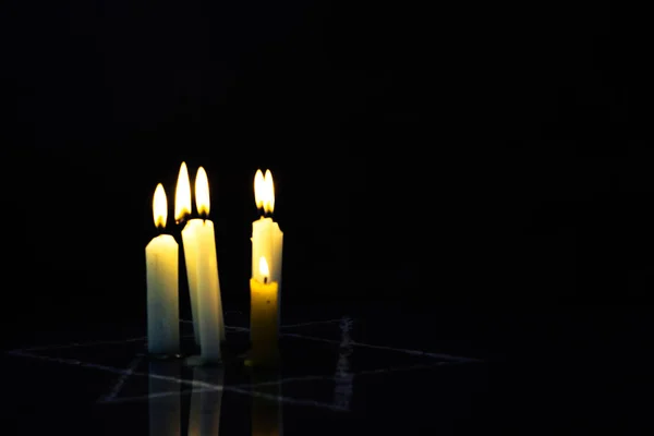 Zes Brandende Kaarsen Ster Van David Tegen Een Donkere Achtergrond — Stockfoto