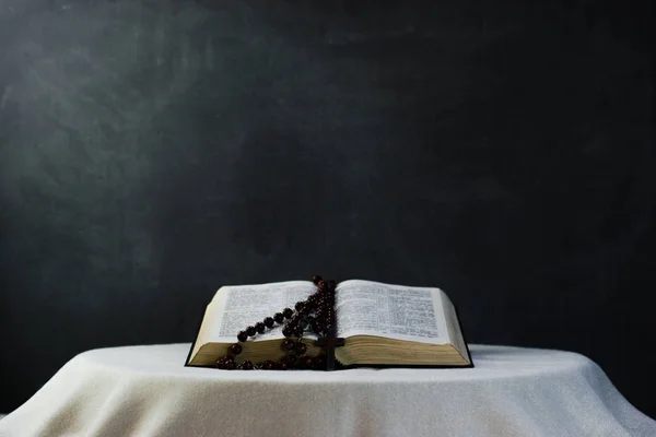 古いテーブルの上には 聖書を開きます 美しい背景 宗教概念 — ストック写真