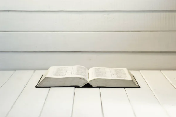 Open Bijbel Een Oude Tafel Mooie Achtergrond Religie Concept — Stockfoto