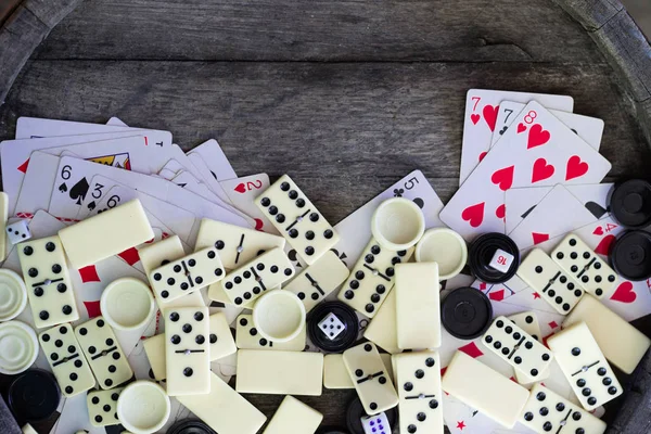 Çeşitli Masa Oyunları Satranç Tahtası Oyun Kağıtları Domino Hobi Oyunları — Stok fotoğraf