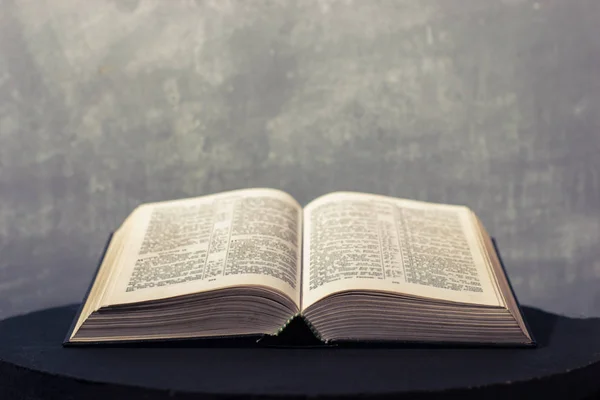 Abre Santa Biblia Una Mesa Vieja Hermoso Fondo Concepto Religión — Foto de Stock