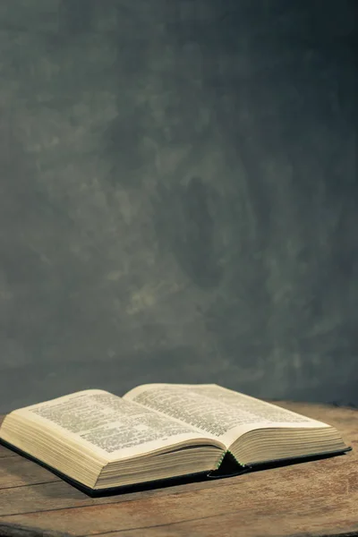 Otworzyć Biblię Starej Tabeli Piękne Tło Koncepcja Religii — Zdjęcie stockowe