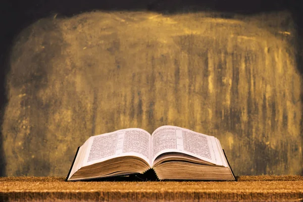 Apri Sacra Bibbia Vecchio Tavolo Bellissimo Background Concetto Religione — Foto Stock