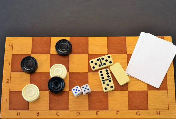 Varios Juegos Mesa Tablero Ajedrez Jugar Las Cartas Dominó Hobby —  Fotos de Stock