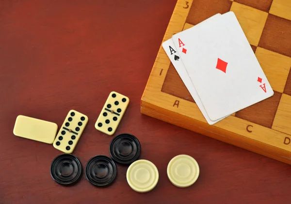 各种棋盘游戏棋牌 扑克牌 多米诺骨牌 游戏与赌博的比喻 — 图库照片