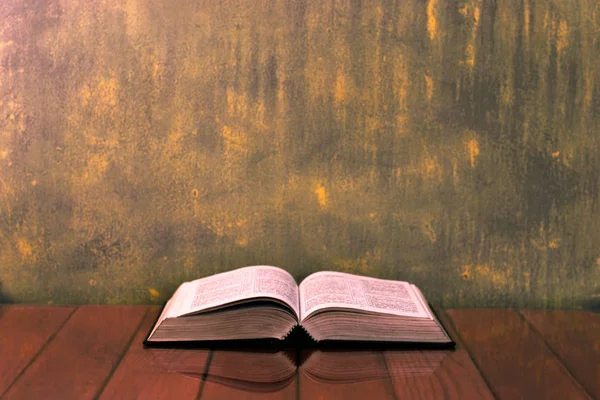 木製の赤いテーブルの上に聖書 美しい金色の背景 宗教概念 — ストック写真