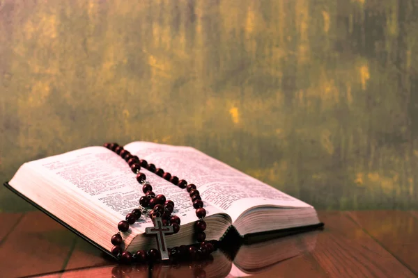 Tahta kırmızı masada İncil. Güzel altın arka plan. Din konsepti.