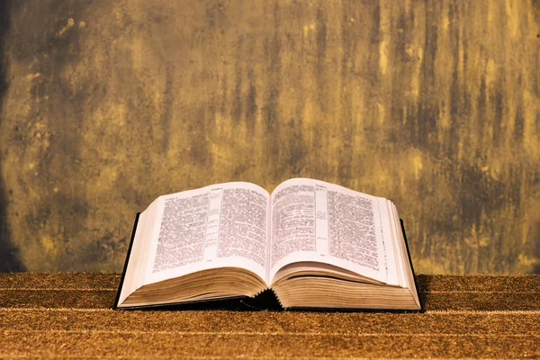 Откройте Библию Старом Столе Концепция Мбаппе Стоковое Фото