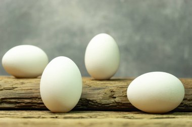 Eski bir meşe ahşap masa arka plan üzerinde yumurta.