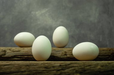 Eski bir meşe ahşap masa arka plan üzerinde yumurta.