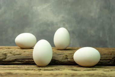 Eski bir meşe ahşap masa arka plan üzerinde yumurta.