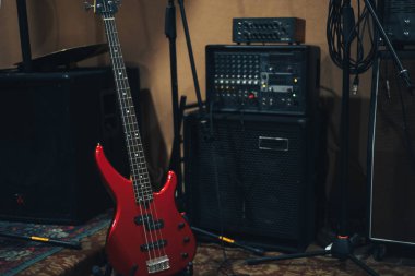 Ev müzik stüdyosu arka plan üzerinde kırmızı bas gitar.
