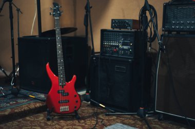 Ev müzik stüdyosu arka plan üzerinde kırmızı bas gitar.