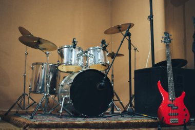 Ev müzik stüdyosu arka plan üzerinde kırmızı bas gitar.