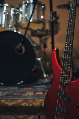 Ev müzik stüdyosu arka plan üzerinde kırmızı bas gitar.