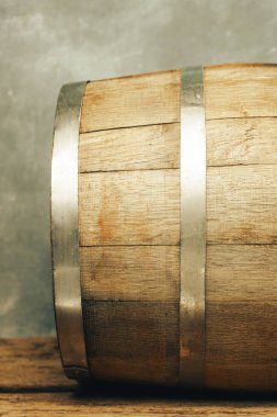 Ahşap varil ve ahşap aşınmış eski tablo.