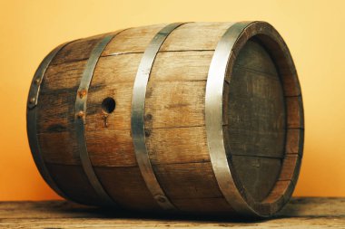 Ahşap varil ve ahşap aşınmış eski tablo.