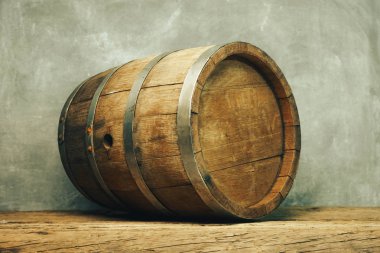 Ahşap varil ve ahşap aşınmış eski tablo.