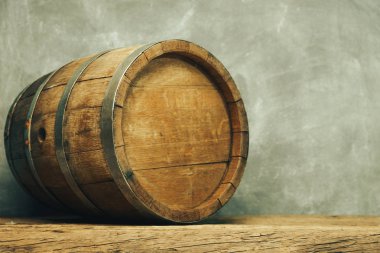 Ahşap varil ve ahşap aşınmış eski tablo.