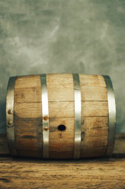 Ahşap varil ve ahşap aşınmış eski tablo.
