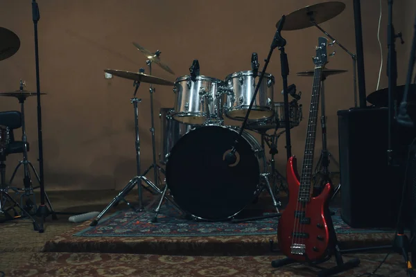 Красная Бас Гитара Фоне Домашней Музыкальной Студии — стоковое фото