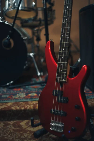 Guitarra Baixo Vermelho Fundo Estúdio Musical Casa — Fotografia de Stock