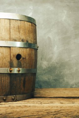 Ahşap varil ve ahşap aşınmış eski tablo.