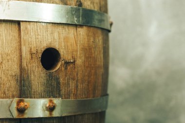 Ahşap varil ve ahşap aşınmış eski tablo.