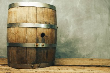 Ahşap varil ve ahşap aşınmış eski tablo.