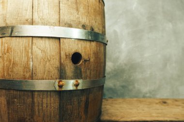 Ahşap varil ve ahşap aşınmış eski tablo.