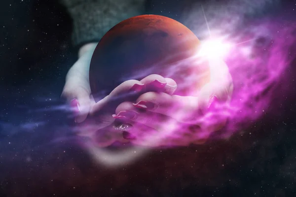 Kvinna Handfattning Nya Hem Mars Och Netwok Web Nebulosa Damm — Stockfoto