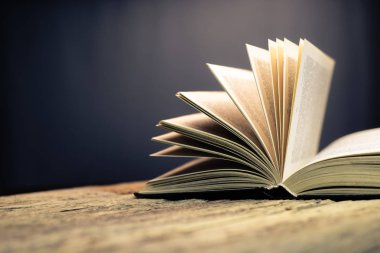 Okul yönetim kurulu bir meşe ahşap masa arka plan üzerinde açık eski kitap