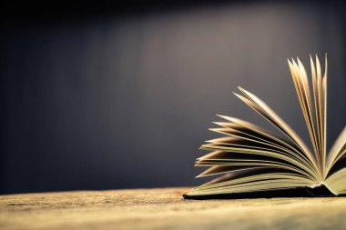 Okul yönetim kurulu bir meşe ahşap masa arka plan üzerinde açık eski kitap