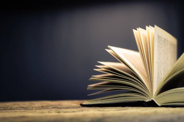 Okul yönetim kurulu bir meşe ahşap masa arka plan üzerinde açık eski kitap