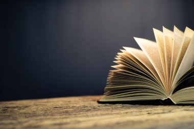 Okul yönetim kurulu bir meşe ahşap masa arka plan üzerinde açık eski kitap