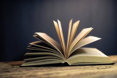 Okul yönetim kurulu bir meşe ahşap masa arka plan üzerinde açık eski kitap