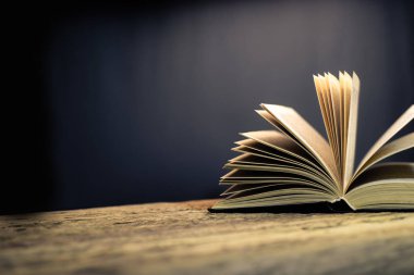Okul yönetim kurulu bir meşe ahşap masa arka plan üzerinde açık eski kitap