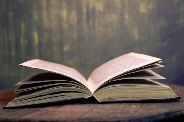 Okul yönetim kurulu bir meşe ahşap masa arka plan üzerinde açık eski kitap