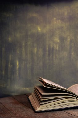 Okul yönetim kurulu bir meşe ahşap masa arka plan üzerinde açık eski kitap