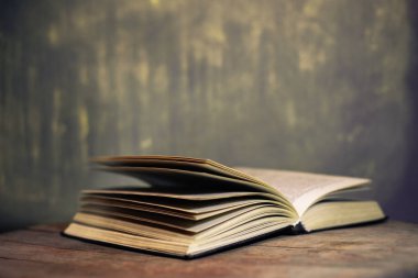 Okul yönetim kurulu bir meşe ahşap masa arka plan üzerinde açık eski kitap