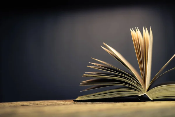 Aprire Vecchio Libro Tavolo Legno Quercia Sfondo Del Consiglio Scolastico — Foto Stock