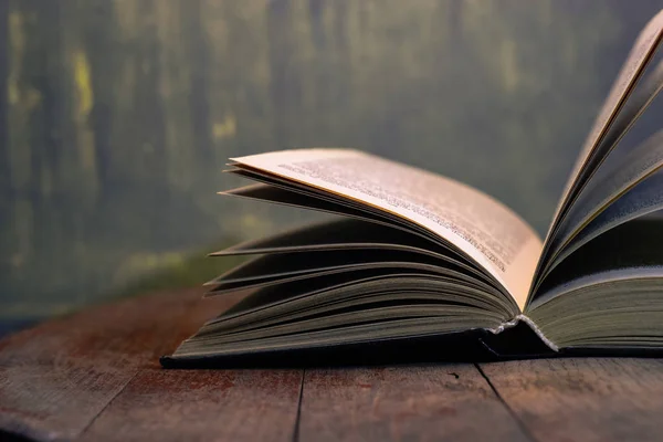 Abrir Libro Viejo Sobre Fondo Tabla Madera Roble Junta Escolar —  Fotos de Stock